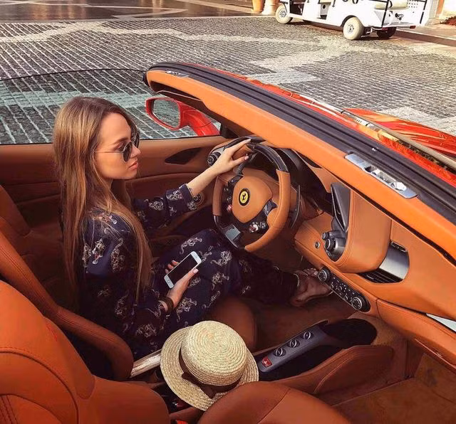 Ở một thời điểm khác, Maria khoác trên mình toàn đồ hiệu, tự lái xe Ferrari dạo phố.