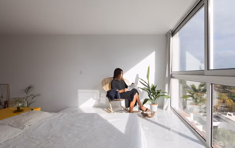  Phòng ngủ với tầm nhìn ra bên ngoài rất dễ chịu Nguồn ảnh: Homedsgn.