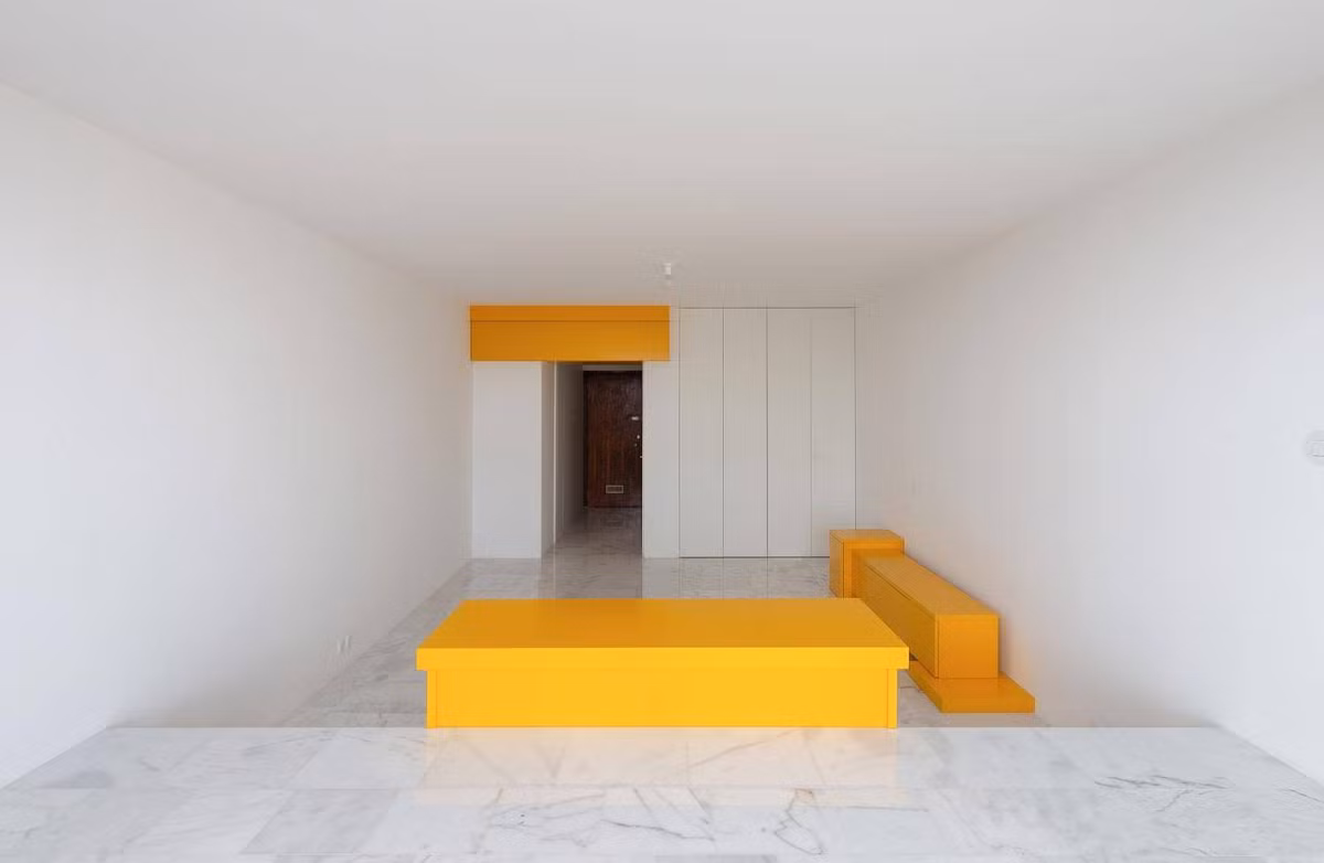 Trong căn hộ nhỏ 30m2, 3 món đồ nội thất màu vàng được sử dụng như ranh giới phân chia khu vực chức năng thay cho những bức tường.