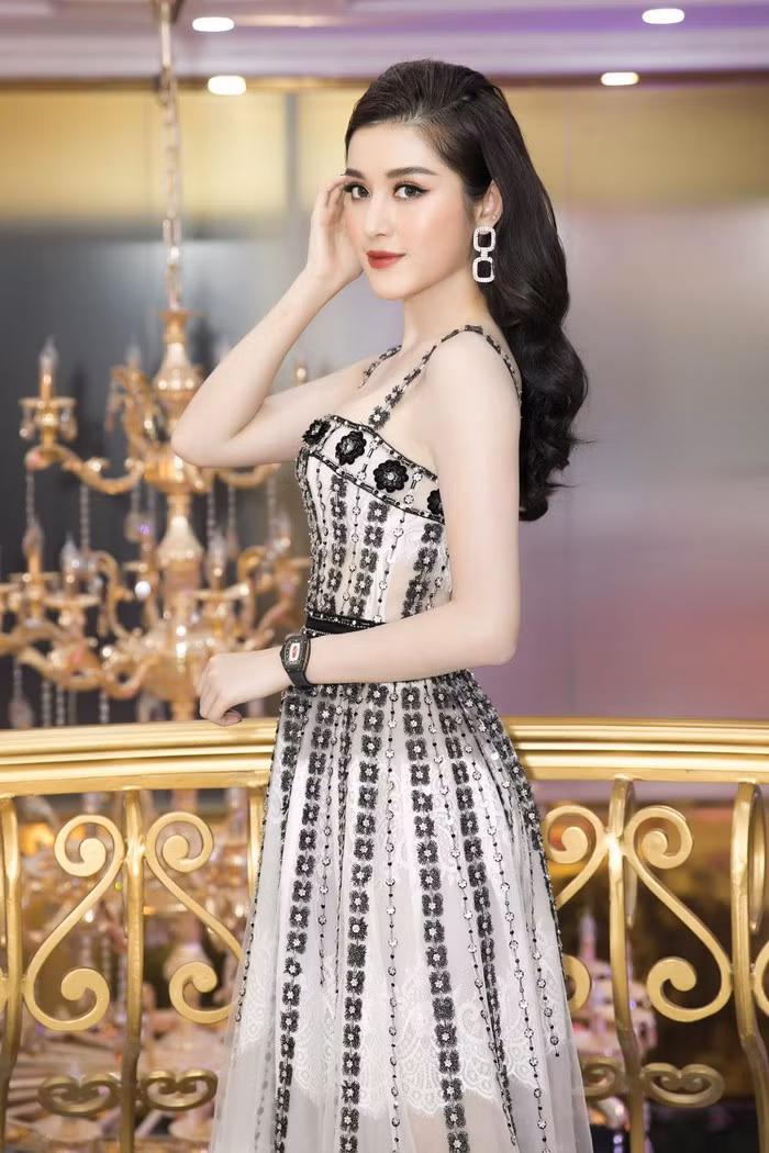 Góp mặt trong một sự kiện ở TP HCM tối 31/3, Á hậu Huyền My khéo khoe chiếc đồng hồ hiệu Richard Mille có giá hơn 3 tỷ đồng. Ảnh: VTC.