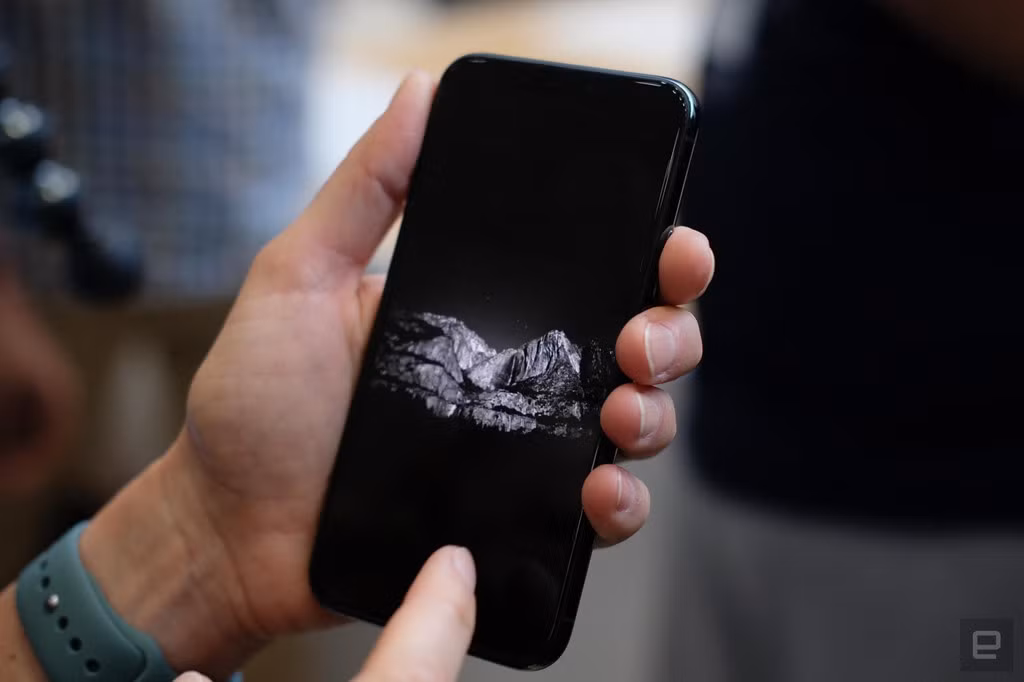 Các tính năng khác như Face ID, sạc nhanh cũng được Apple nâng cấp dù rất nhẹ. Cụ thể, Face ID có thể nhận nhiều góc mặt hơn, sạc nhanh được nâng cấp từ 15 W lên 18 W. Củ sạc nhanh lần này được tặng kèm khi bán sản phẩm chứ không mua riêng như trên iPhone XS.
