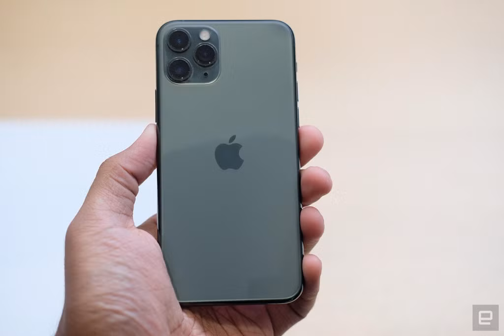Về thời lượng pin, Apple tuyên bố với màn hình 5,8 inch, iPhone 11 Pro có thể hoạt động nhiều hơn XS 4 tiếng. Bên cạnh đó, iPhone 11 Pro Max cũng hoạt động lâu hơn iPhone XS Max 5 giờ.