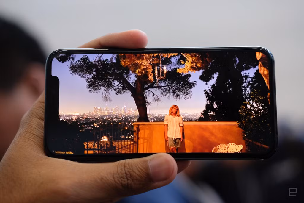 Nâng cấp phần cứng camera chỉ là một phần. Chất lượng hình ảnh từ iPhone 11 Pro phụ thuộc nhiều hơn vào phần mềm. Theo The Verge, lần đầu tiên Apple bắt kịp các hãng điện thoại Android khi bổ sung tính năng chụp thiếu sáng vào iPhone. Hình ảnh mẫu trên sân khấu khiến người xem trầm trồ về thiết bị.