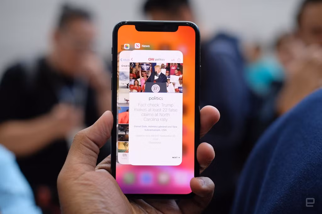 Ngoài ra, Apple cũng nâng cấp màn hình OLED với độ sáng 1.200 nit, độ tương phản 1:2 triệu và tiết kiệm năng lượng hơn 15%. Apple gọi màn hình mới này là Pro Display XDR. Bên cạnh đó, Apple tuyên bố màn hình iPhone 11 Pro Series cho trải nghiệm vuốt chạm mặt kính tốt nhất thị trường.