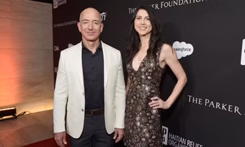 Ông chủ Amazon - Jeff Bezoz cũng là độc giả đầu tiên và đáng tin cậy nhất của vợ mỗi khi bà hoàn thành tác phẩm. Ảnh: Time.