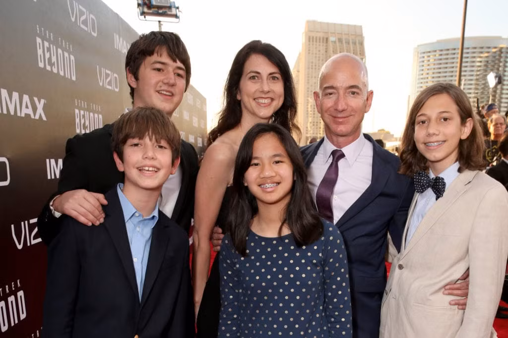 Dù rất bận rộn với công việc nhưng Jeff Bezos và vợ luôn cố gắng duy trì một cuộc sống gia đình đấm ấm và đầy tính gắn kết với bốn người con. Ảnh: Answersafrica.