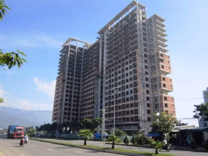 Ngoài ra, còn có Tổ hợp khách sạn và căn hộ P.A Tower (Hải Châu), Chung cư The Summit (Sơn Trà), Khu dân cư An Viên (Sơn Trà), Khu phức hợp Hòa Bình Xanh Đà Nẵng (Sơn Trà), Khu căn hộ Tháp Vườn (Sơn Trà), Khu căn hộ Azura (Sơn Trà), Bất động sản và bến du thuyền Đà Nẵng (cùng ở quận Sơn Trà) và khu đô thị công nghệ FPT Đà Nẵng (quận Ngũ Hành Sơn). Ảnh: Phapluatplus.