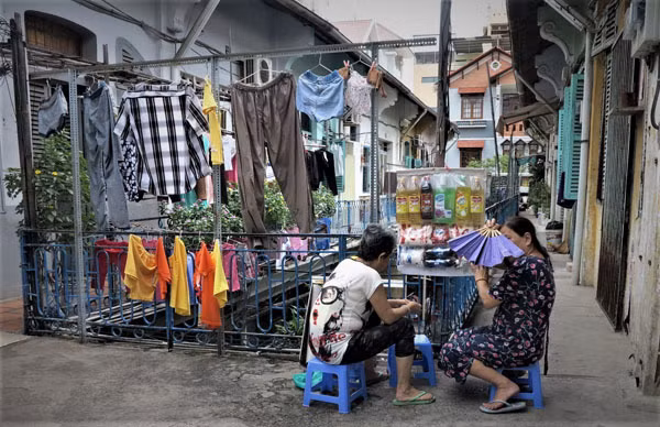 Anh Hùng cho biết, hiện nay, hằng ngày người dân trong hẻm liên tục đón các đoàn khách du lịch nước ngoài đến hẻm thăm quan, tìm hiểu văn hóa, nét kiến trúc của các căn nhà trong hẻm. Ảnh: T.A.