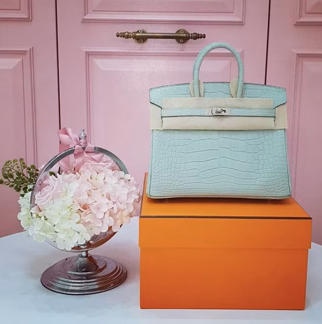 Đáng chú ý là chiếc túi xách cá sấu màu Blue Atoll của Hermes giá 1,5 tỷ đồng. Ảnh: Vietnamnet.