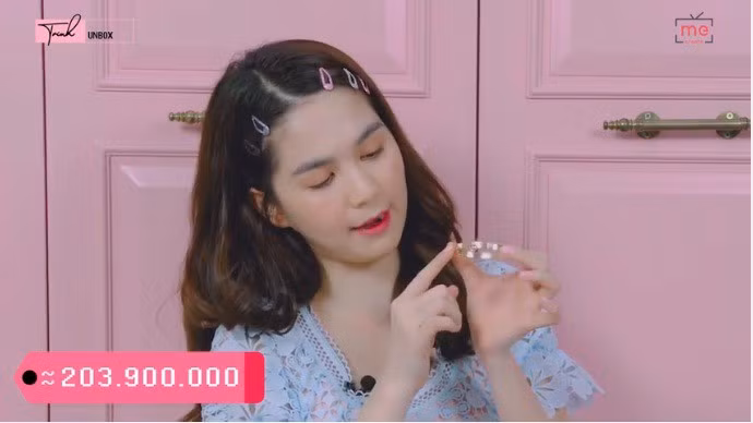 Ngoài món đồ tự thưởng, người mẫu Ngọc Trinh còn nhận được rất nhiều món quà được tặng nhân dịp sinh nhật lần thứ 29. Trong đó chiếc vòng tay Hermes do Hoa hậu Hải Dương tặng là 204 triệu đồng. Ảnh: Youtube.