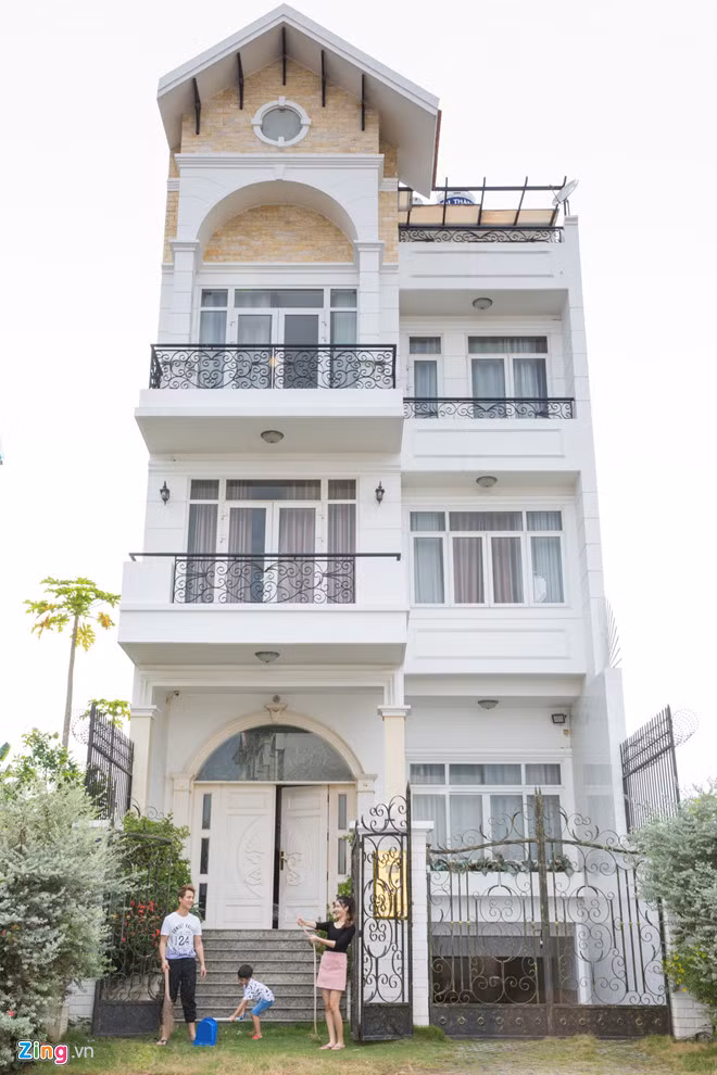 Được biết, bố mẹ nam ca sĩ làm kinh doanh và sở hữu nhiều bất động sản ở Hà Nội. Hỗ trợ tài chính từ gia đình giúp anh thoải mái theo đuổi con đường nghệ thuật.