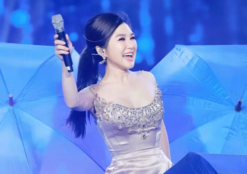 Ở tuổi 24, Hương Tràm đã trở thành cái tên đắt show, nhiều bài hit, lại thường xuyên xuất hiện trên truyền hình với vai trò cầm cân nảy mực các cuộc thi hát. Ảnh: Zing.