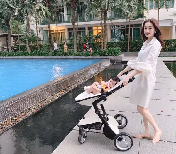 Sau khi sinh, Đặng Thu Thảo vẫn giữ được sức nóng và tiếp tục làm dày khối tài sản của mình bằng việc làm đại diện cho nhiều sản phẩm.