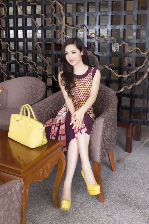 Người đẹp sưu tập nhiều chiếc túi xách đến từ thương hiệu nổi tiếng như Dior, Louis Vuitton hay Chanel...