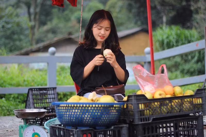 Ngam thieu nu Ha Giang ban le xinh dep noi nhu con