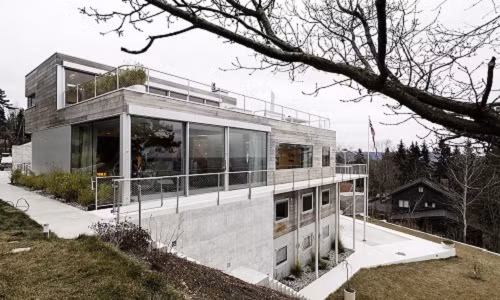 Tọa lạc tại thành phố Oslo (Na Uy), ngôi nhà 4 tầng trên sườn đồi được xem là một công trình kiến trúc đẹp hài hòa với cảnh sắc thiên nhiên.