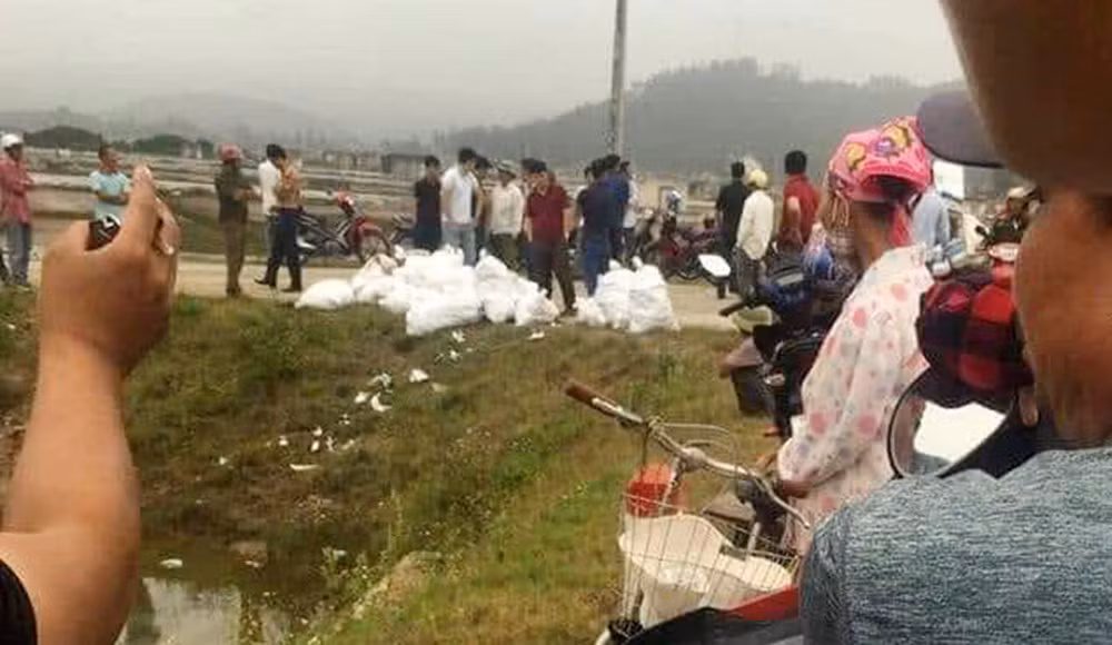 Doi tuong vut gan 1 tan ma tuy ven duong o Nghe An tiet lo mat xich quan trong
