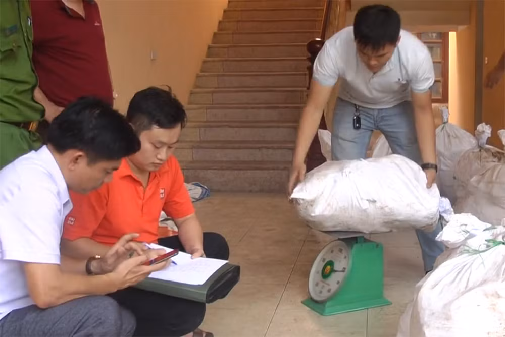Doi tuong vut gan 1 tan ma tuy ven duong o Nghe An tiet lo mat xich quan trong-Hinh-5