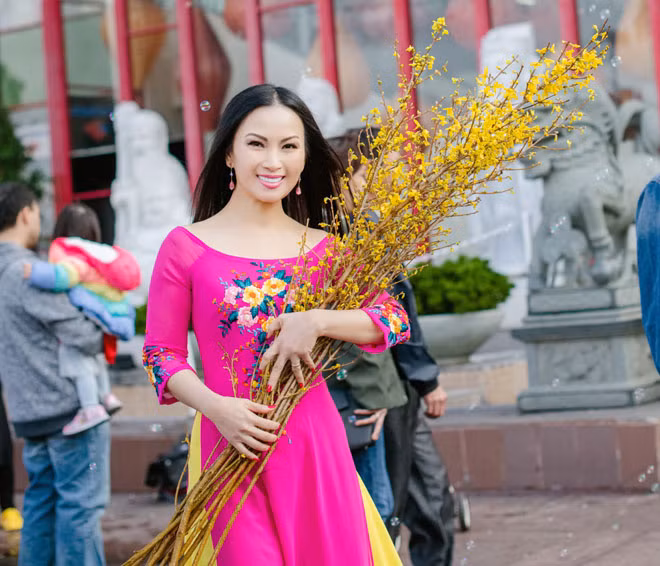  Ca sĩ Hà Phương (em gái Cẩm Ly) là gương mặt yêu thích của khán giả Việt Nam thế hệ 8X. Cô được mệnh danh là “người Việt giàu nhất thế giới”.