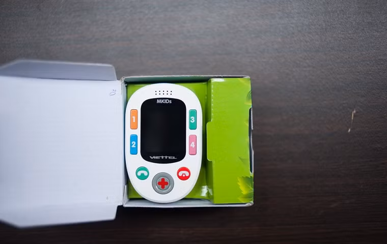 Chiếc điện thoại dành cho trẻ em này cũng được trang bị định vị GPS và kết nối GPRS giúp cho các bậc phụ huynh có thể dễ dàng quản lí trẻ nhỏ.