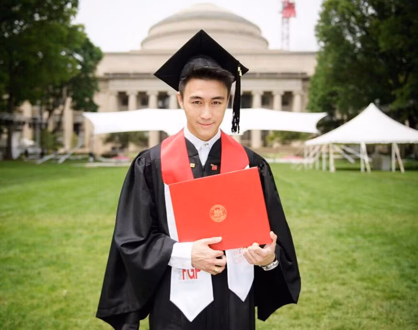 Bên cạnh đó, Mario Ho còn được nhiều người biết đến với thành tích học tập đáng nể. Mario từng giành giải trong cuộc thi toán học thế giới, đoạt huy chương vàng cuộc thi Olympia Toán học thế giới trong 5 năm liền.