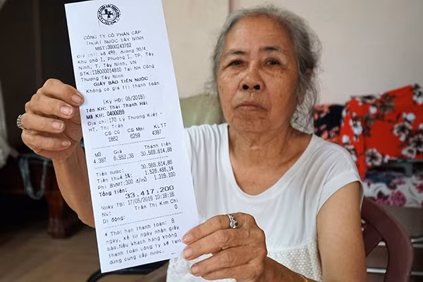 Khong kem tien dien, nguoi dan hot hoang nhan hoa don tien nuoc 33 trieu dong