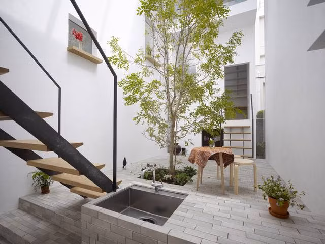 Diện tích nhà không lớn, chỉ 54m2 nhưng gia chủ vẫn quyết định dành 6 m2 phần đất giữa nhà để làm sân vườn.