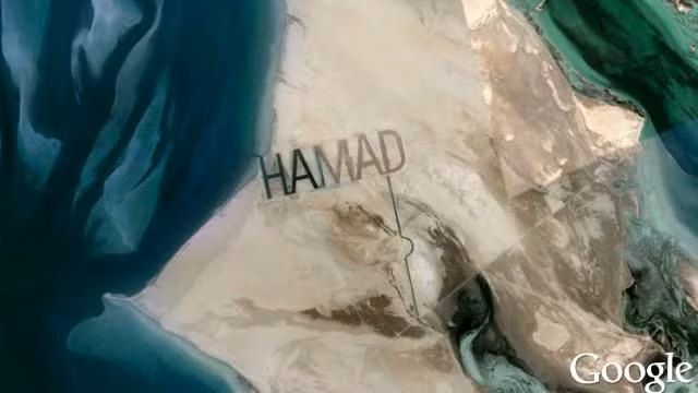 Đầu tiên, vị lãnh đạo này mua lại toàn bộ hòn đảo Al Futasi ở Abu Dhabi. Tiếp đó, ông thuê nhân công đào cát theo khuôn tên của mình và cho nước biển tràn vào.