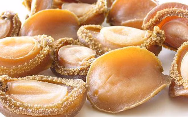 Trên thị trường hiện nay, một trong những loại hải sản có giá cao được liệt vào hàng cao cấp chính là bào ngư. Giá cả loại hải sản này rất đa dạng. Ảnh: Internet.