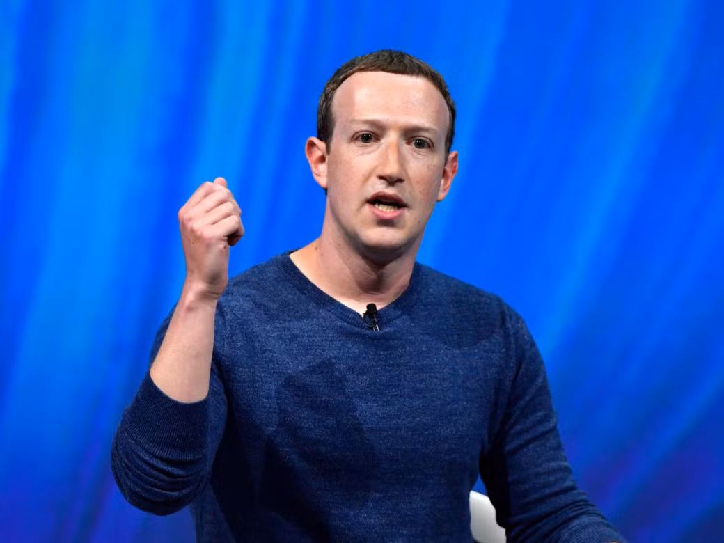 Sau một năm đầy bê bối, đồng sáng lập mạng xã hội Facebook - tỷ phú Mark Zuckerberg sụt 8,7 tỷ USD (xuống 62,3 tỷ USD) và tụt 4 bậc trong bảng xếp hạng của Forbes. Ảnh: Forbes.