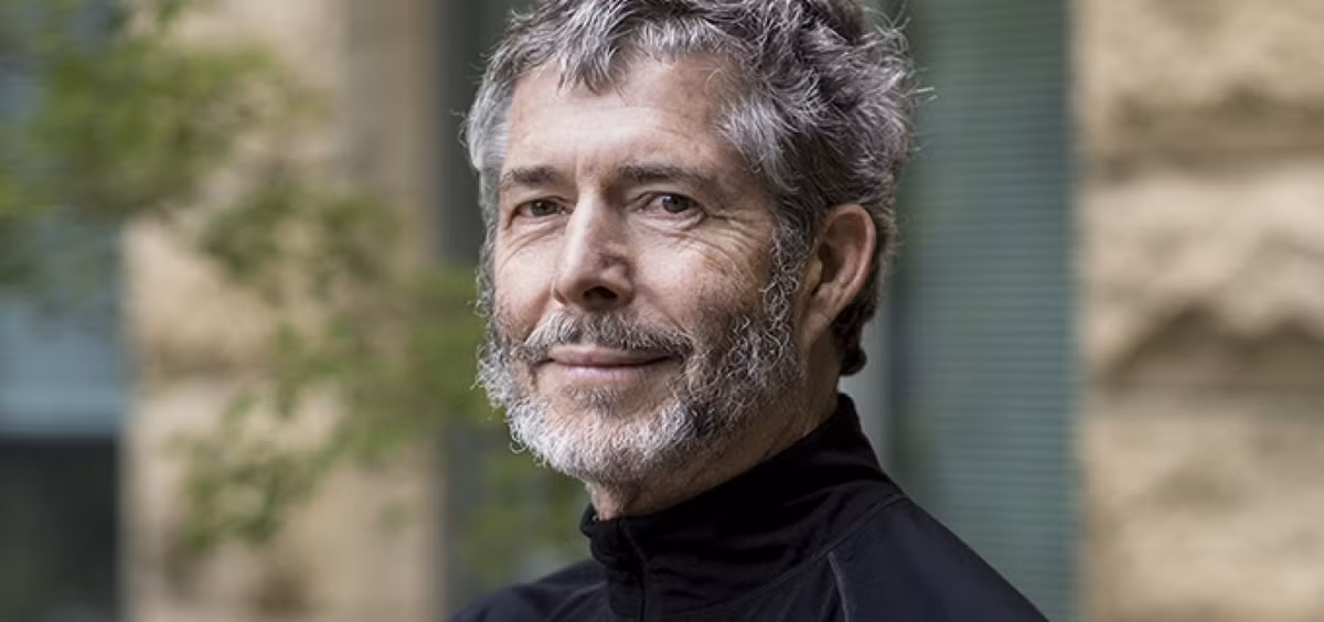 Giáo sư khoa học máy tính David Cheriton kiếm được hàng tỷ USD nhờ cổ phiếu Google nhưng vẫn có lối sống tiết kiệm. Ông không dùng máy bay riêng, mặc quần jeans đi làm và tái sử dụng trà túi lọc
