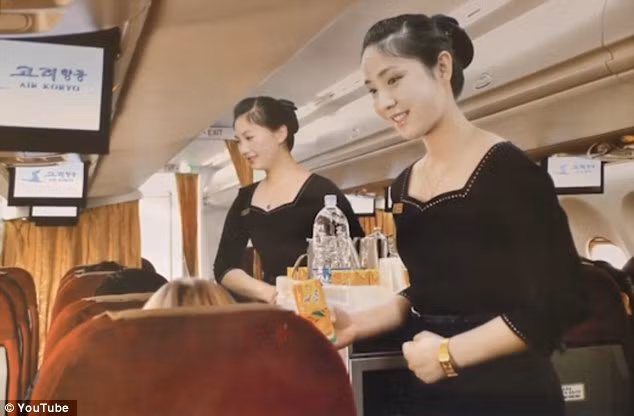 Nữ tiếp viên niềm nở khi phục vụ khách trên chuyến bay. Ảnh: Youtube.