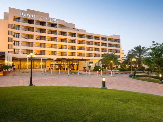 Khách sạn 5 sao Danat Al Ain Resort được đánh giá hiện đại nhất Al Ain, cách sân thi đấu chính thức 14km. Ảnh: Booking.