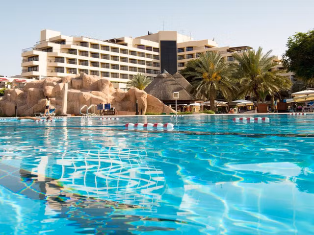 Bể bơi trong khu nghỉ dưỡng Danat Al Ain đạt tiêu chuẩn hàng đầu thế giới. Ảnh: Booking.