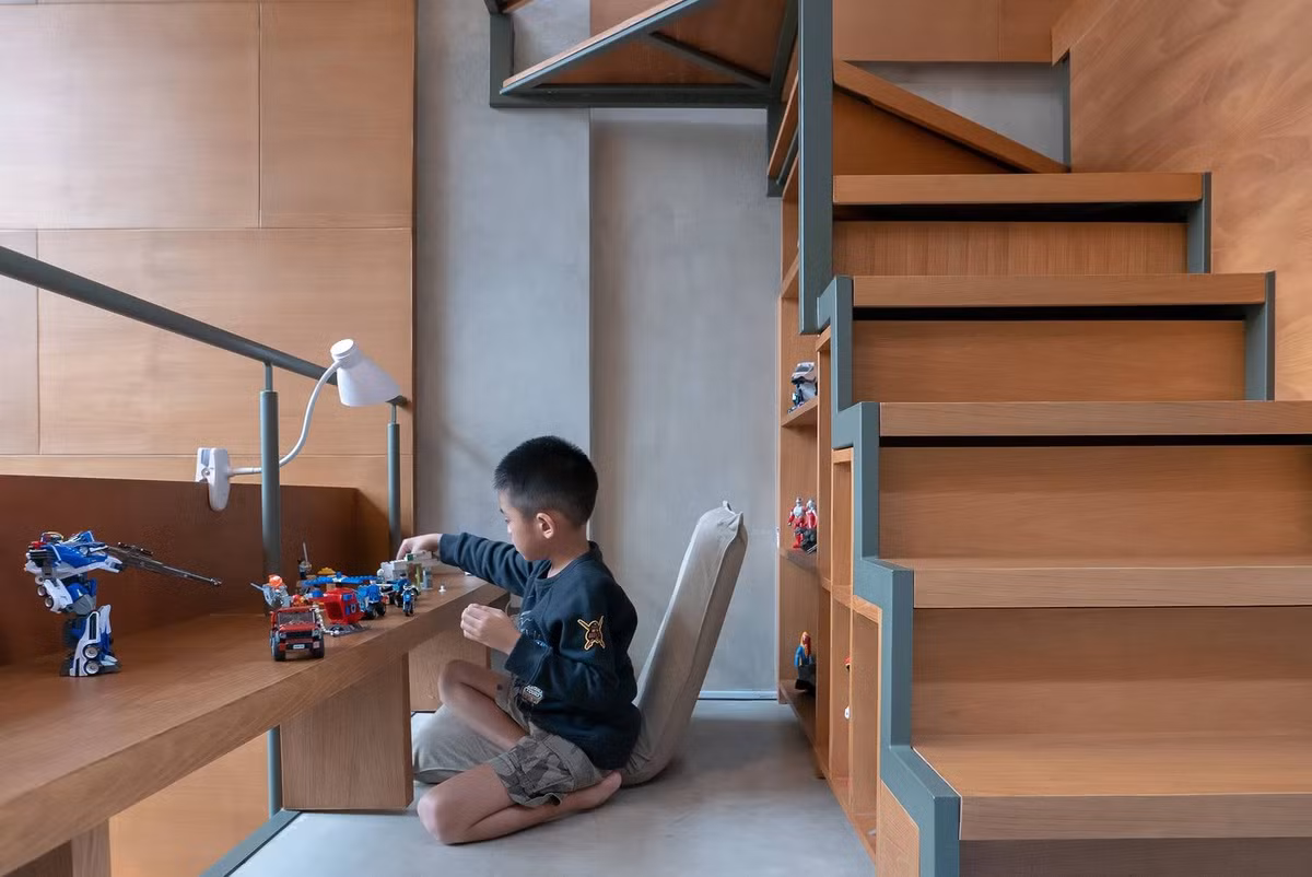 Sự tích hợp cầu thang và các khu vực sinh hoạt tạo ra một căn nhà nhỏ gọn nhưng không hề bị lộn xộn.