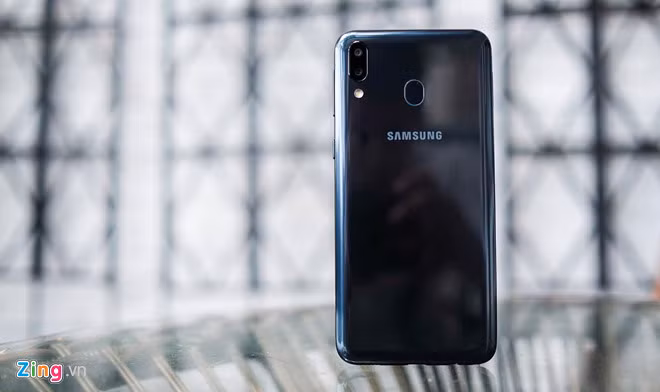 Galaxy S10 chưa về, một mẫu Galaxy khác đã lập kỷ lục bán chạy ở Việt Nam - Hình 2 Galaxy S10 chua ve, mot mau Galaxy khac da lap ky luc ban chay o Viet Nam-Hinh-2