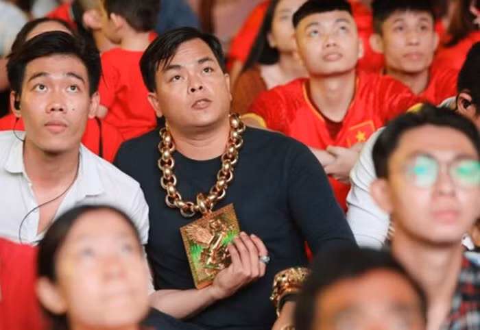 Số vàng Phúc đeo trên người đều là vàng thật. Trong đó, có một vòng tay nặng 1kg, một vòng cổ nặng gần 6kg, 4 chiếc nhẫn, mỗi chiếc nặng khoảng 0,5kg và chiếc vòng tay khác mới tậu, nặng 4kg. Ảnh: GiadinhVN.