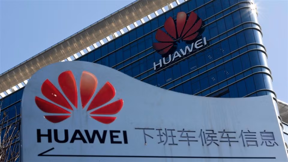 Một số kỹ sư hàng đầu của Huawei cũng nhận được tiền thưởng thông qua các chương trình của chính phủ: hơn 100 người năm ngoái nhận được hàng trăm nghìn USD từ thành phố Thâm Quyến. Ảnh: WSJ.