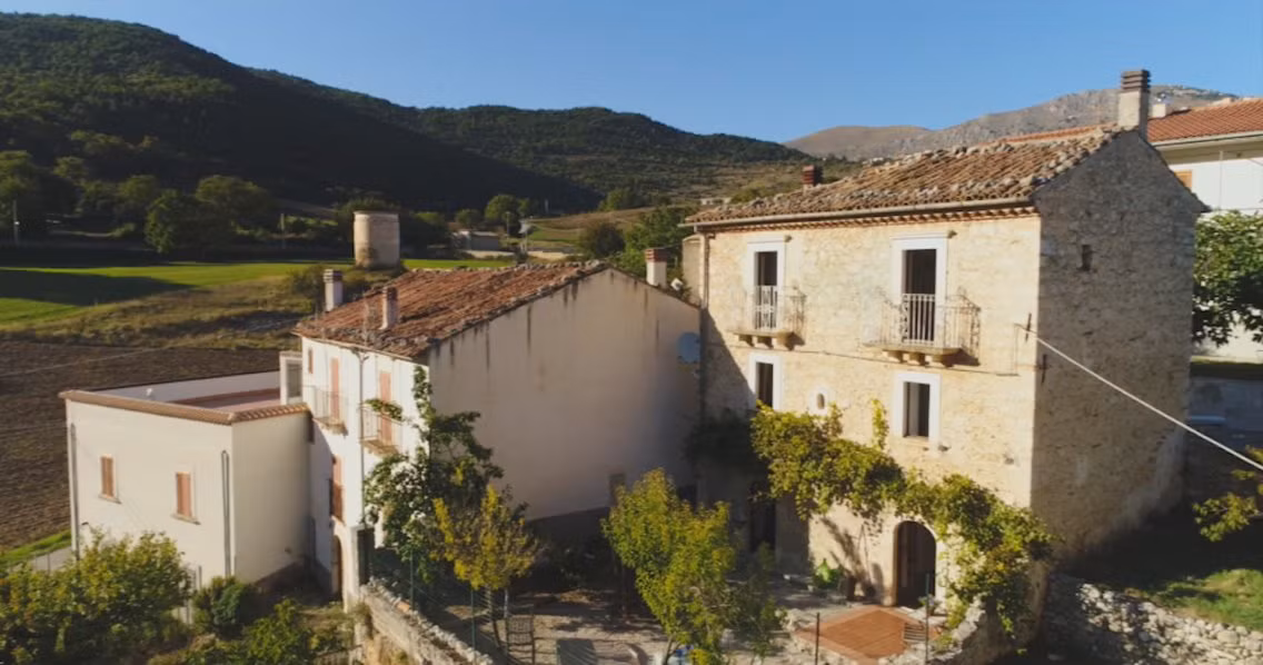 Mới đây, một người đàn ông nước Anh rao bán biệt thự của mình ở vùng nông thôn Abruzzo (Italy) bằng hình thức xổ số.