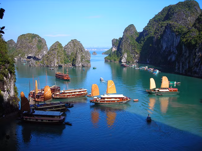 Sẽ là một thiếu sót lớn nếu không nhắc đến Vịnh Hạ Long trong danh sách những địa điểm du lịch Tết 2019 gần Hà Nội hấp dẫn. Ảnh: Dulich24.