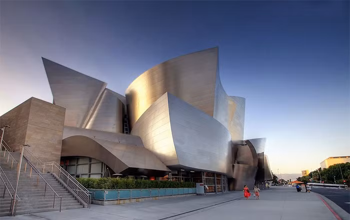Nhà hát Walt Disney (Los Angeles, California, Mỹ) mất 15 năm mới hoàn thiện, với tổng chi phí lên tới 274 triệu USD.