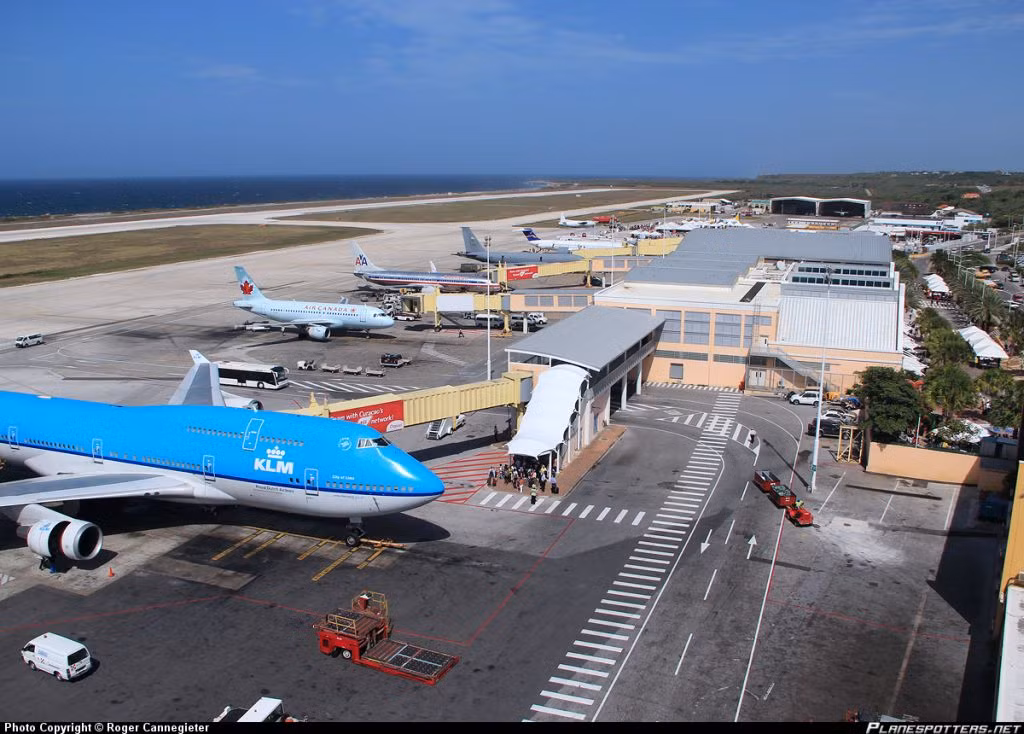 Nằm ở bờ biển phía bắc Curaçao, cách thủ đô Willemstad 12 km, sân bay quốc tế Curacao phục vụ các chuyến bay từ khu vực Caribbean, Nam Mỹ, Bắc Mỹ và châu Âu. Ảnh: Airliners.