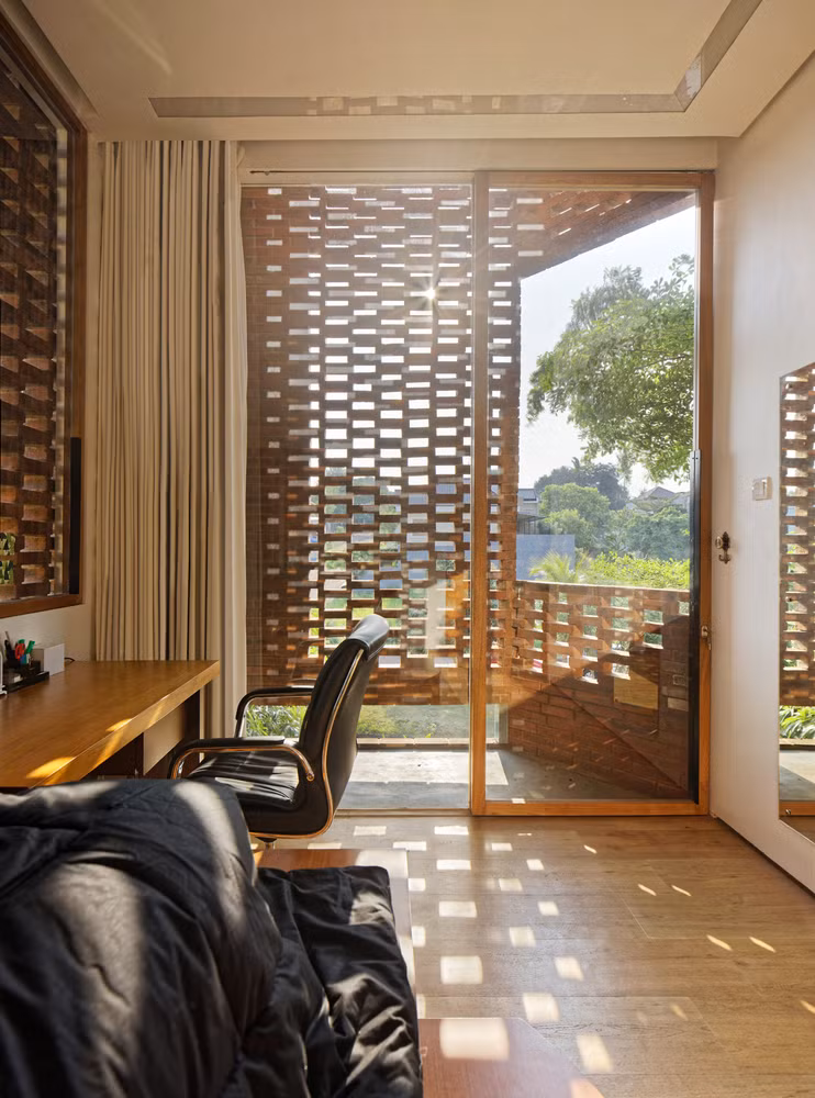 Mọi không gian của ngôi nhà đều ngập tràn ánh sáng tự nhiên. Nguồn ảnh: Inhabitat.