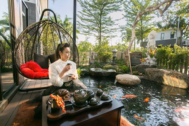 Điểm nhấn trong khu biệt thự là hồ cá rộng đẹp bao quanh nhiều cây cối tạo sự tươi mát. Ảnh: Vietnamnet.