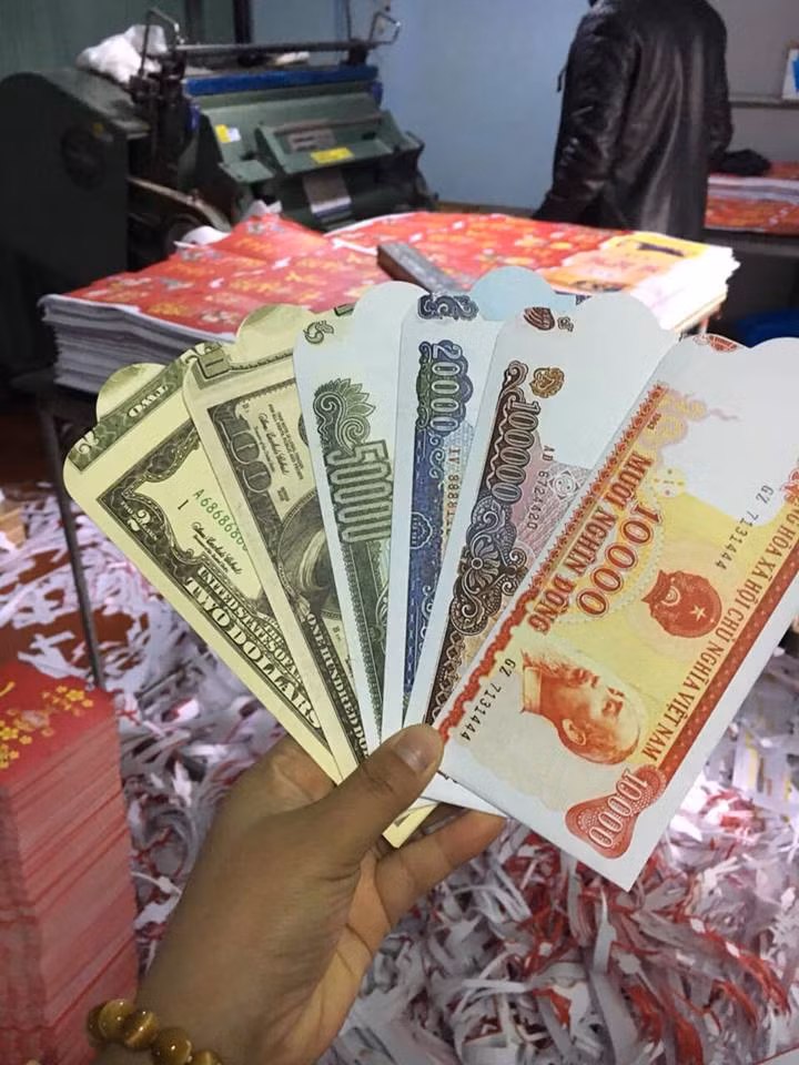 Ngoài ra, trên thị trường còn xuất hiện phong bao lì xì in hình tờ tiền cotton 20.000 đồng, 50.000 đồng và 100.000 đồng - những loại tiền không còn lưu hành trên thị trường. Ảnh: FB Bao Lì Xì Tết 2019.