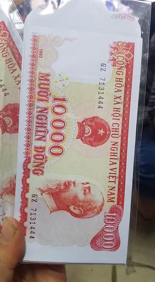 Một set (100 chiếc) phong bao lì xì tờ 10.000 đỏ được rao bán với giá 100.000 đồng. Ảnh: FB Nguyễn Thúy.