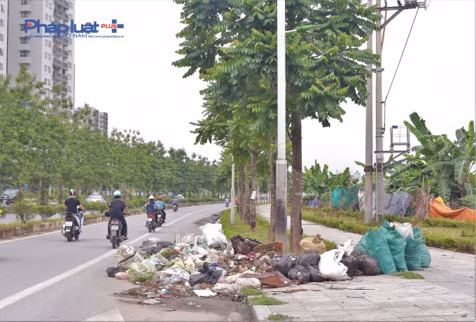 Tuyến đường tồn tại nhiều rác thải, gây mất mỹ quan mặc dù vẫn xuất hiện công nhân vệ sinh dọn dẹp