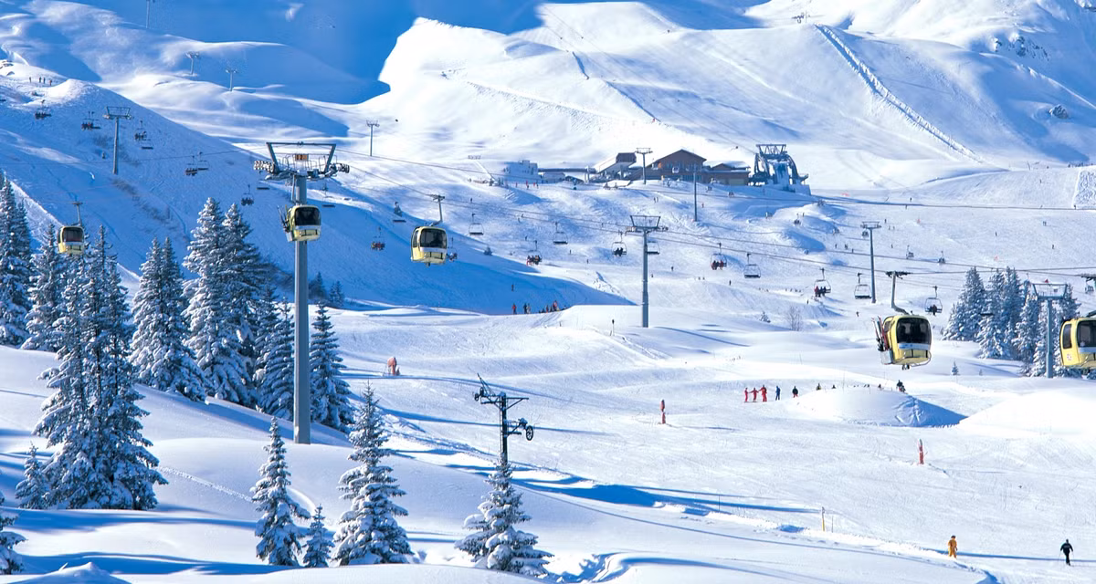 Dành cho những người giàu có, khu nghỉ Courchevel có sân bay riêng dành cho các loại máy bay phản lực, máy bay trực thăng. Ảnh: The Model Advocate.