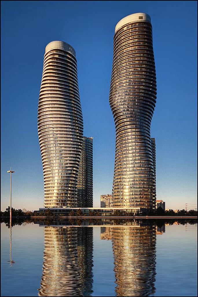Tổ hợp tháp đôi Absolute World (Ontario, Canada) cao 50 và 56 tầng, có kiến trúc hình xoắn độc đáo.