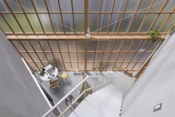 Các tấm polycarbonate ở mặt tiền ngôi nhà có thể trượt mở. Khi đóng cửa, ánh sáng vẫn lọt vào nhà trong khi không gian hoàn toàn riêng tư, yên tĩnh. Còn khi mở cửa trượt, ranh giới giữa bên trong và bên ngoài nhà gần như không còn.